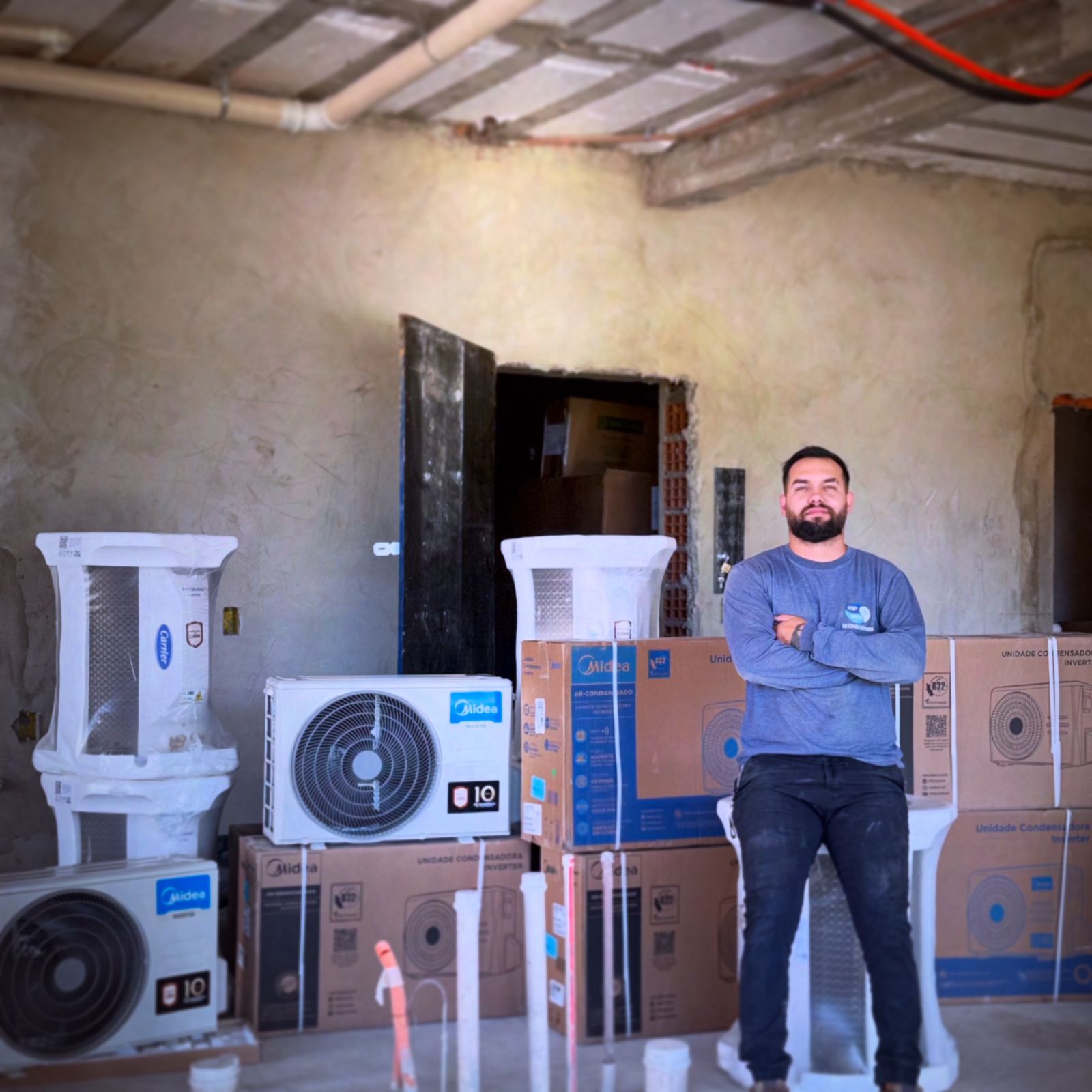 Equipe MP Refrigeração e estoque de equipamentos